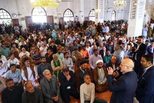 رئیس مجلس ایران در نماز جمعه کراچی حضور یافت