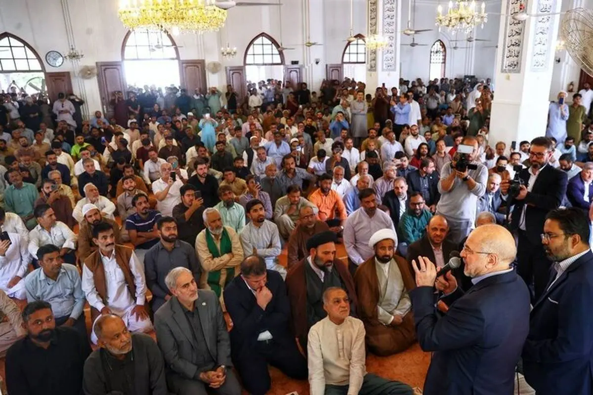 رئیس مجلس ایران در نماز جمعه کراچی حضور یافت