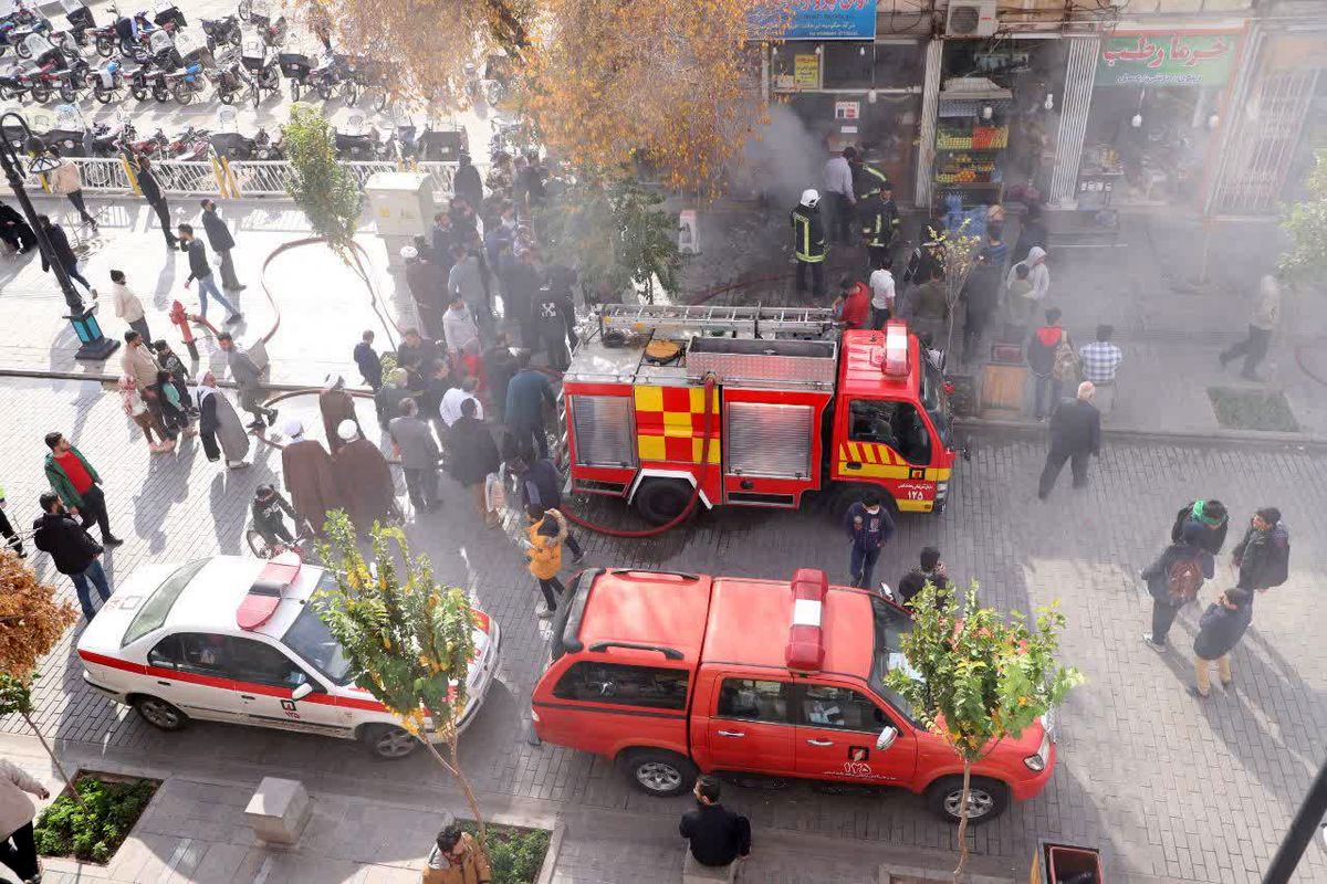 انبار چند باب مغازه خیابان انقلاب دچار حریق شد