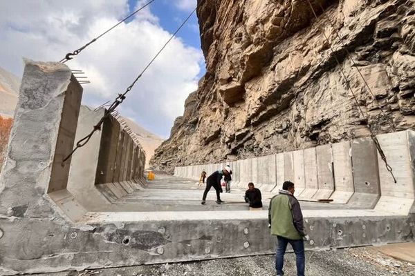 آغاز نصب قطعات فوقانی گالری خوزنکلا در محور کرج- کندوان