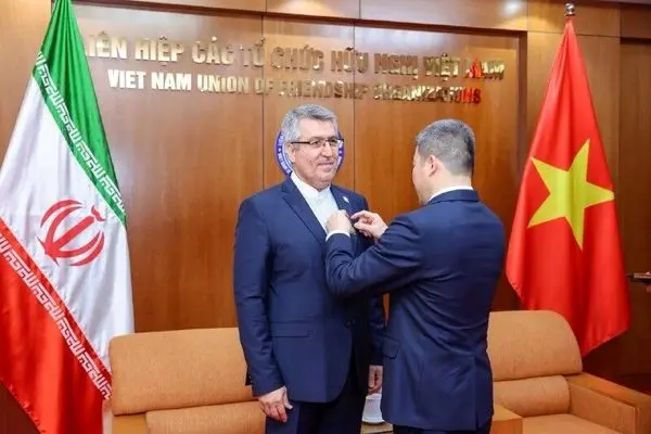 کشور ویتنام مدال صلح و دوستی بین ملت‌ها را به سفیر ایران اعطا کرد