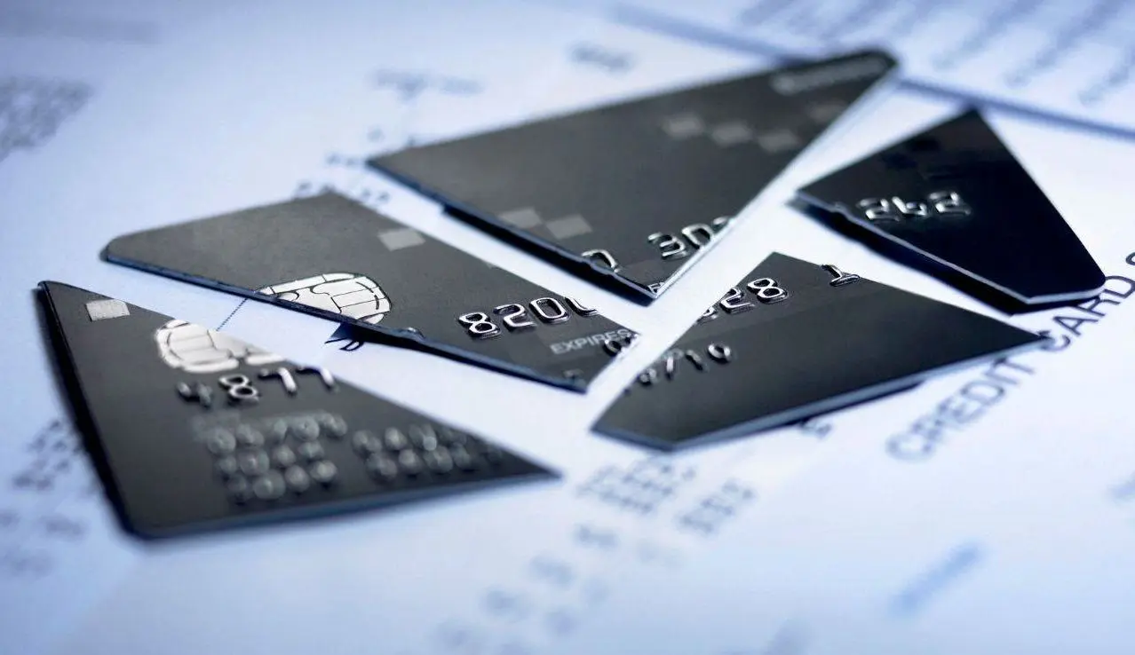 منابع بانکهای خصوصی صرف پرداخت وام به سهامداران می شود/هشدار درباره ورشکستگی چند بانک دیگر