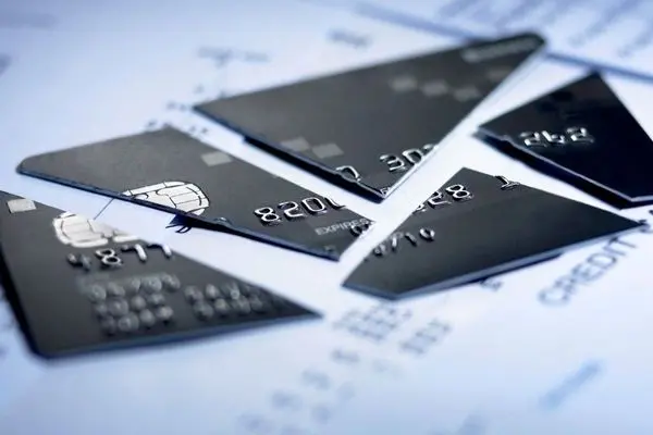 منابع بانکهای خصوصی صرف پرداخت وام به سهامداران می شود/هشدار درباره ورشکستگی چند بانک دیگر