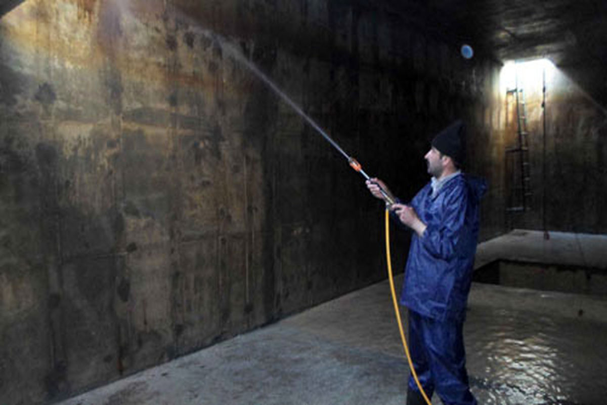 اجرایی شدن عملیات شستشوی مخزن آب شرب 500 مترمکعبی صلوات آباد بیجار