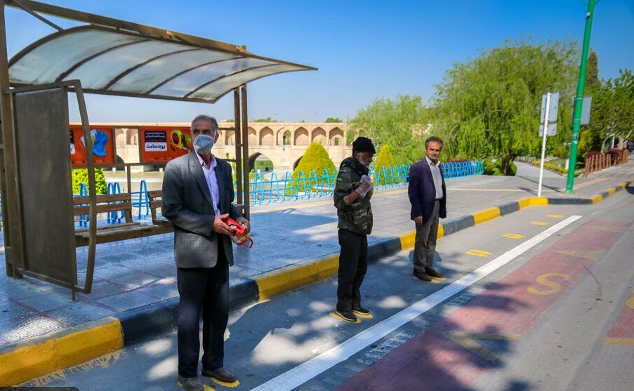 اجرای طرح فاصله‌گذاری اجتماعی در ایستگاه‌های اتوبوس منطقه ۱۰ شهرداری اصفهان