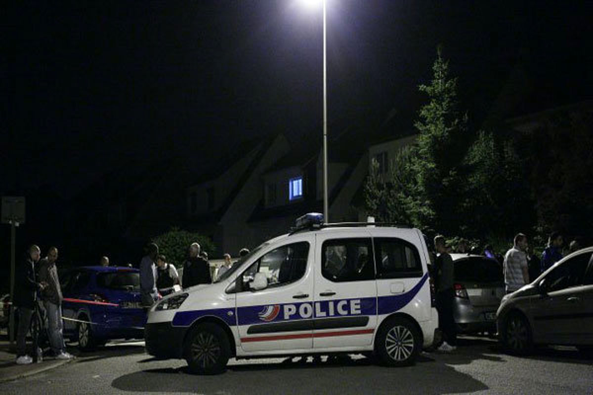پلیس زن فرانسوی با چاقو مورد حمله قرار گرفت
