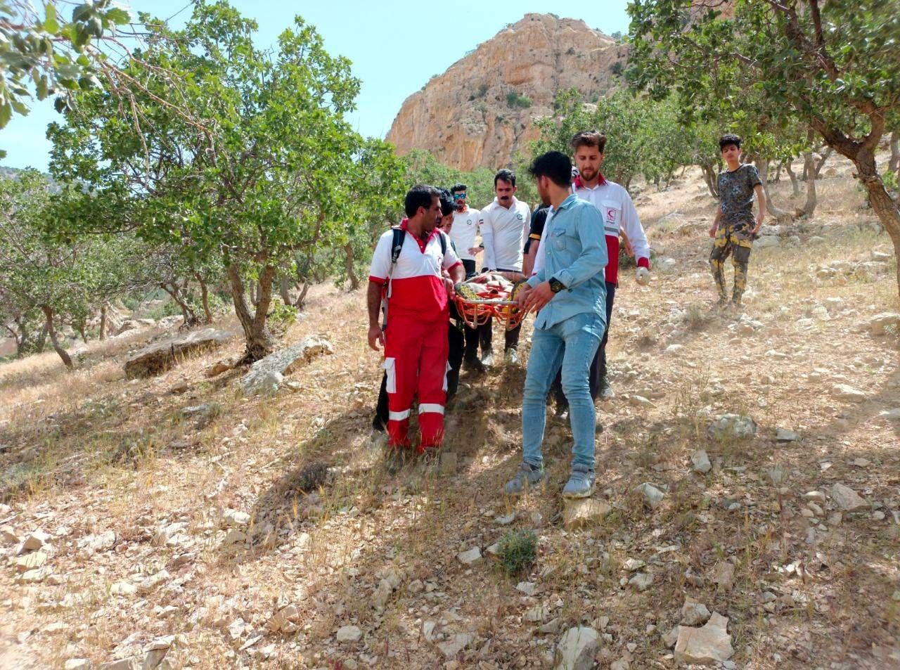 نجات مصدوم ۳۶ ساله از ارتفاعات منطقه کل انار شهرستان ایلام توسط نجاتگران هلال احمر 