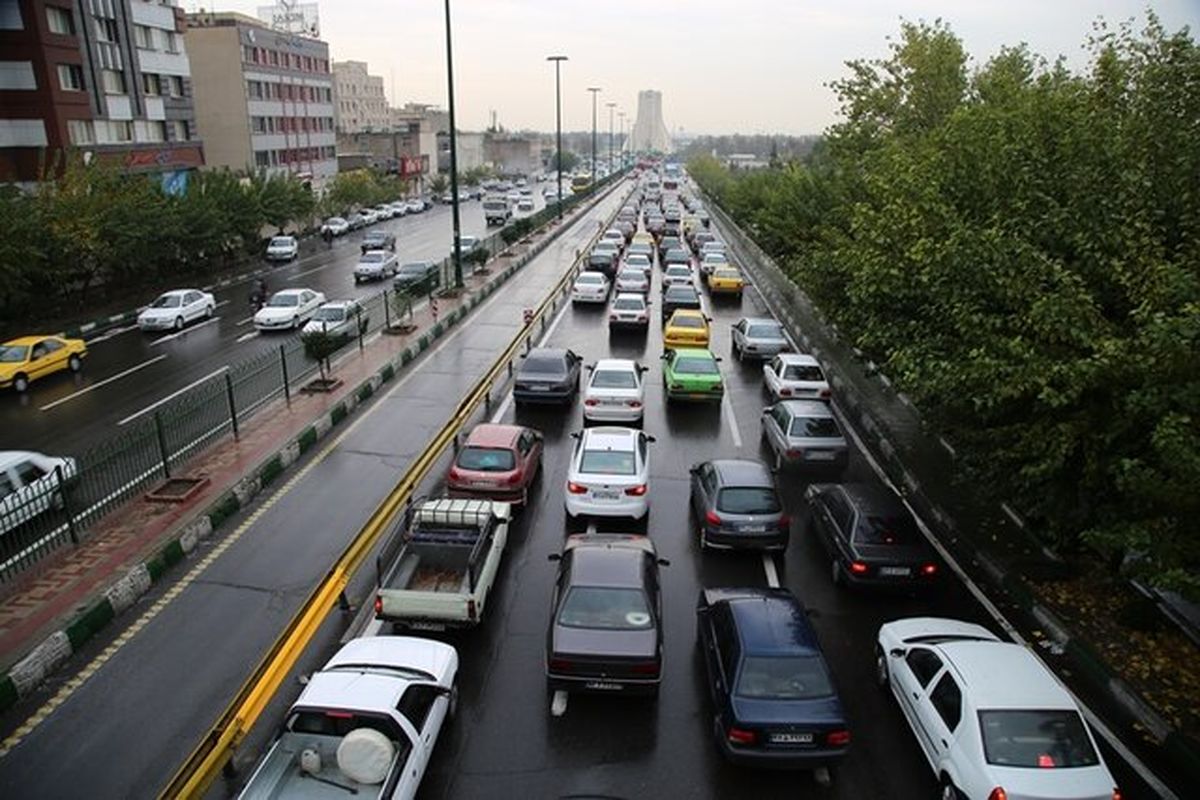 ترافیک در شهر تهران روان اما معابر لغزنده‌ است