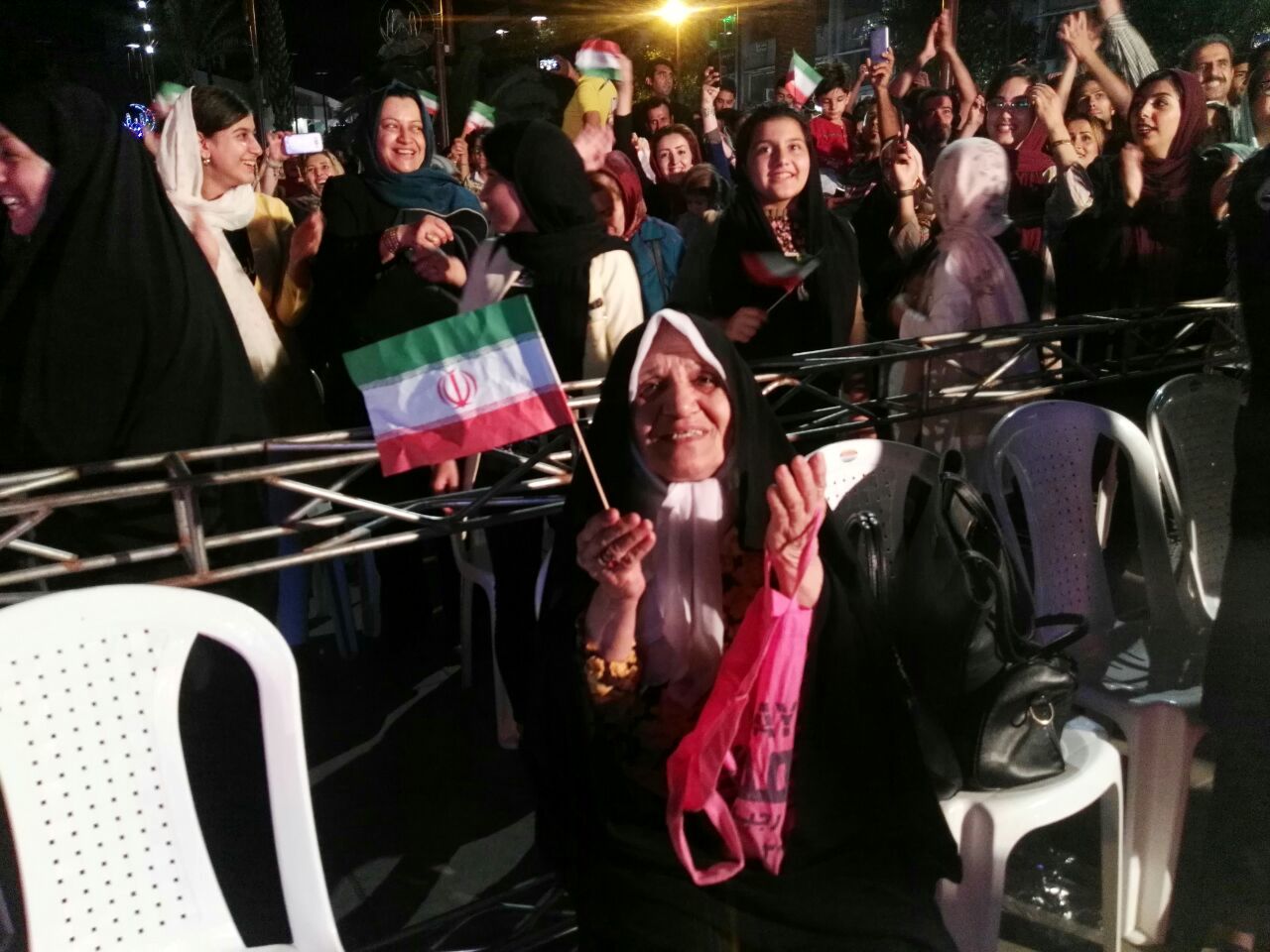 شادی رشتوندان بعد از گل ایران به مراکش هم اکنون میدان شهرداری رشت+تصاویر