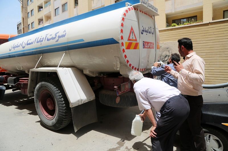 توزیع بیش از 3 میلیون لیتر آب با 438 دستگاه تانکر آبرسانی سیار در اصفهان