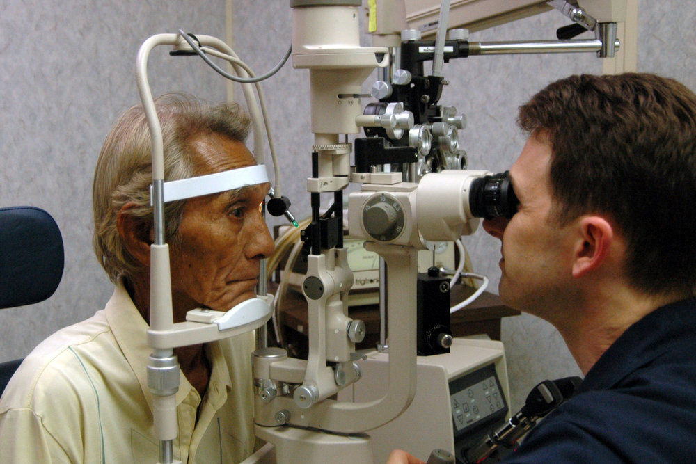 ۱۵ عمل جراحی چشم بیماران دهلرانی توسط وزیر بهداشت انجام می شود