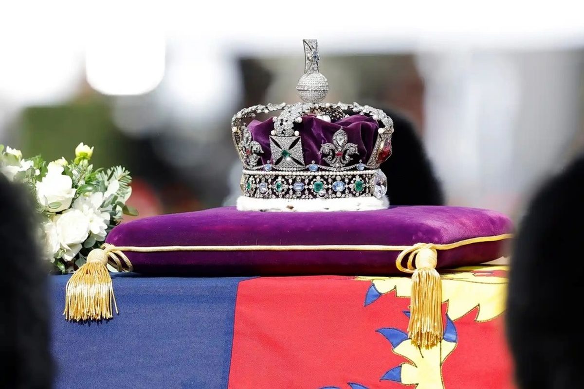 قرار گرفتن تابوت ملکه و تاج سلطنتی به منظور ادای احترام شهروندان در وست‌مینستر +تصاویر
