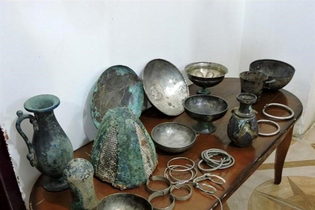 کشف 8 قطعه اشیاء عتیقه در اصفهان / دستگیری یک قاچاقچی