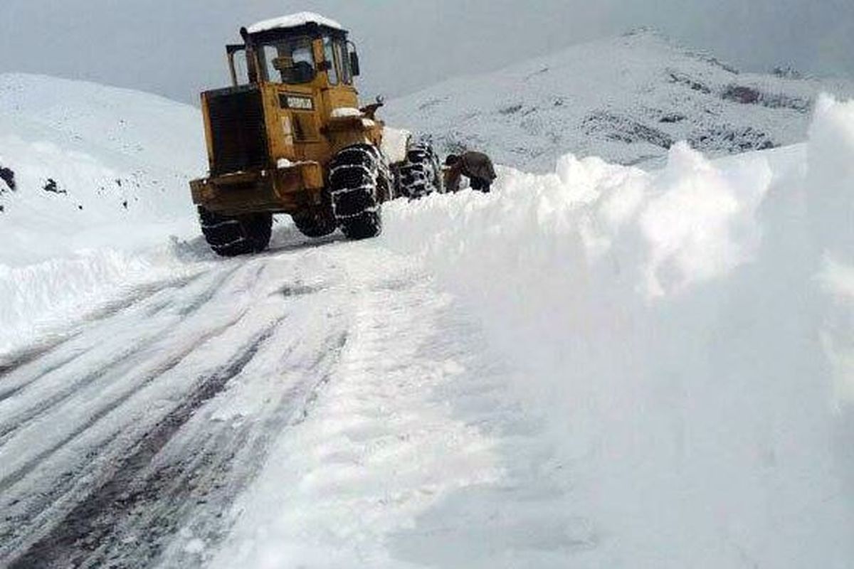 بارش برف راه ارتباطی ۱۷۰ روستای آذربایجان‌شرقی را مسدود کرد