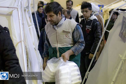کمک رسانی خادمان آستان قدس رضوی به زلزله زدگان خوی 