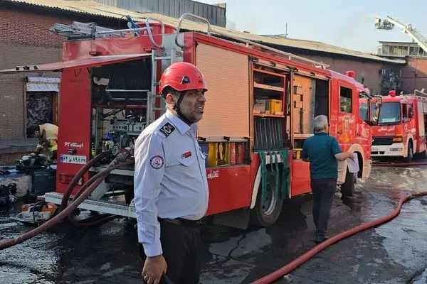 آتش‌سوزی کارخانه لبنی در تهران ۱۰ نفر مصدوم داشت