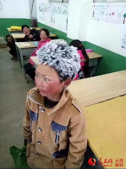 پسر بچه چینی با موهای قندیل بسته در جلسه امتحان حاضر شد