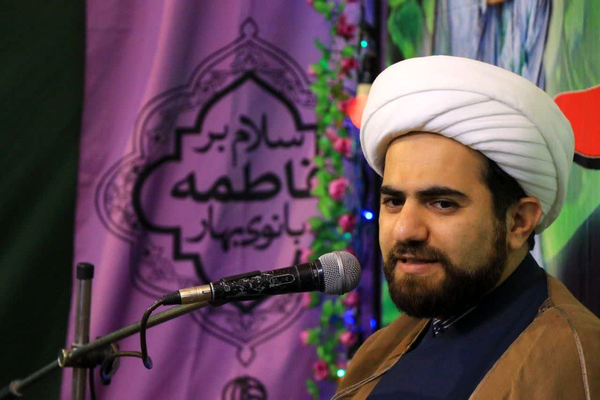 پاسخگویی به سؤالات اعتقادی جوانان در گذر فرهنگی چهارباغ اصفهان