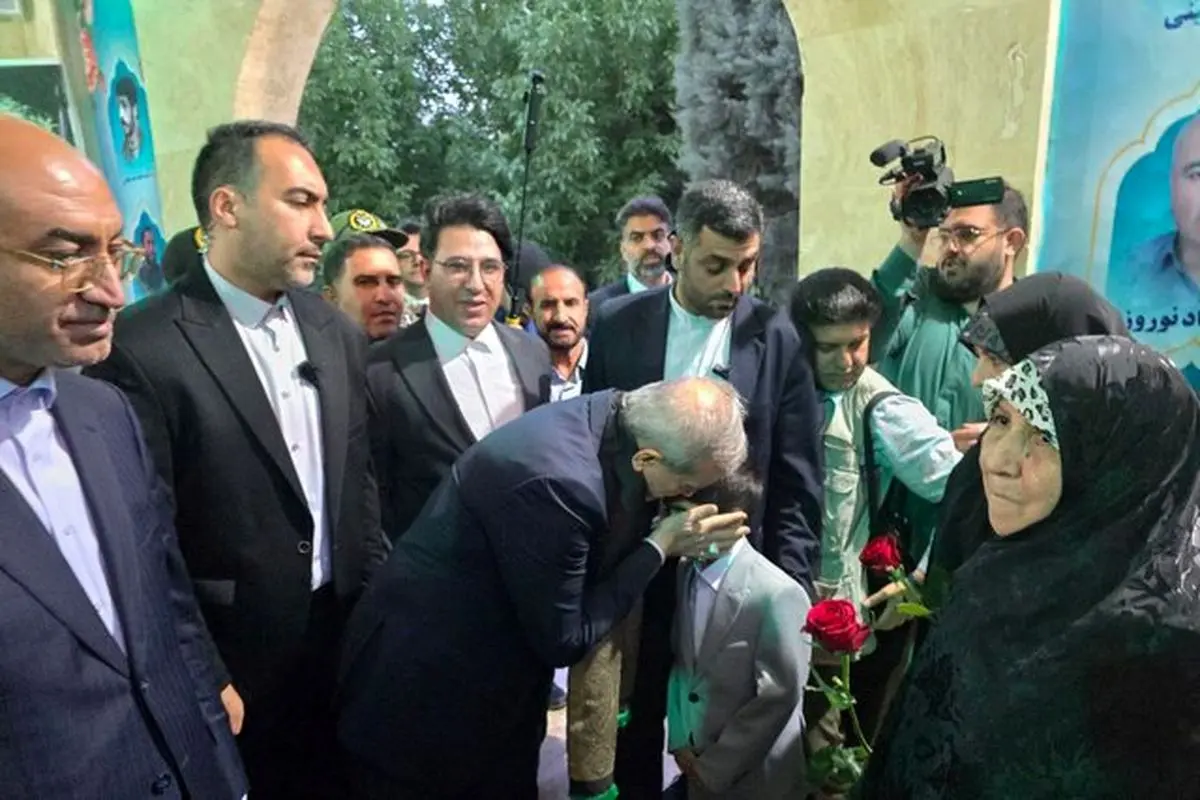 رئیس جمهور در بدو ورود به کرمانشاه با خانواده معظم شهدا دیدار کرد