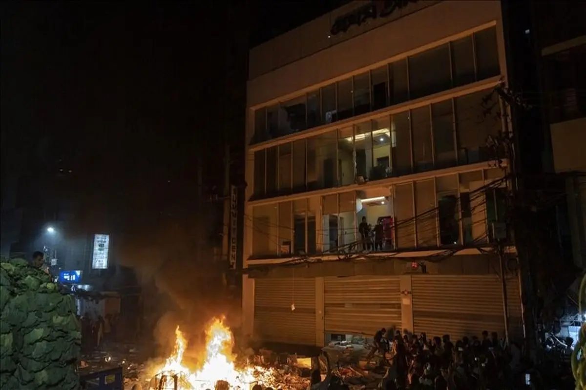 در اعتراضات به قتل فعال سیاسی در بنگلادش، چندین ساختمان به آتش کشیده شد آتشسوزی