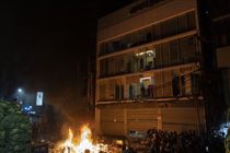 در اعتراضات به قتل فعال سیاسی در بنگلادش، چندین ساختمان به آتش کشیده شد