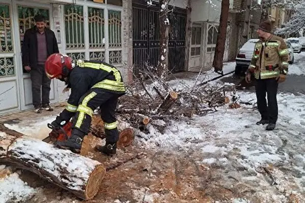 انجام ۵۳ عملیات آتش‌نشانی در پی حوادث ناشی از بارش برف در مشهد 