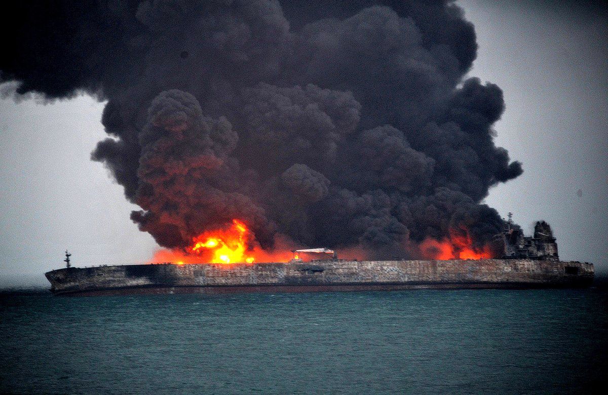 نفتکش ایرانی برای سومین روز همچنان در آتش می سوزد