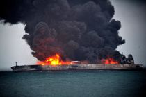 نفت کش ایرانی همچنان در آتش می سوزد/ نیروی دریایی آمریکا یک بالگرد نظامی برای عملیات جستجو اعزام کرد