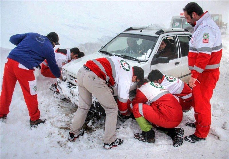 امدادرسانی نیروهای هلال احمر اصفهان به 132 خودروی گرفتار در برف 
