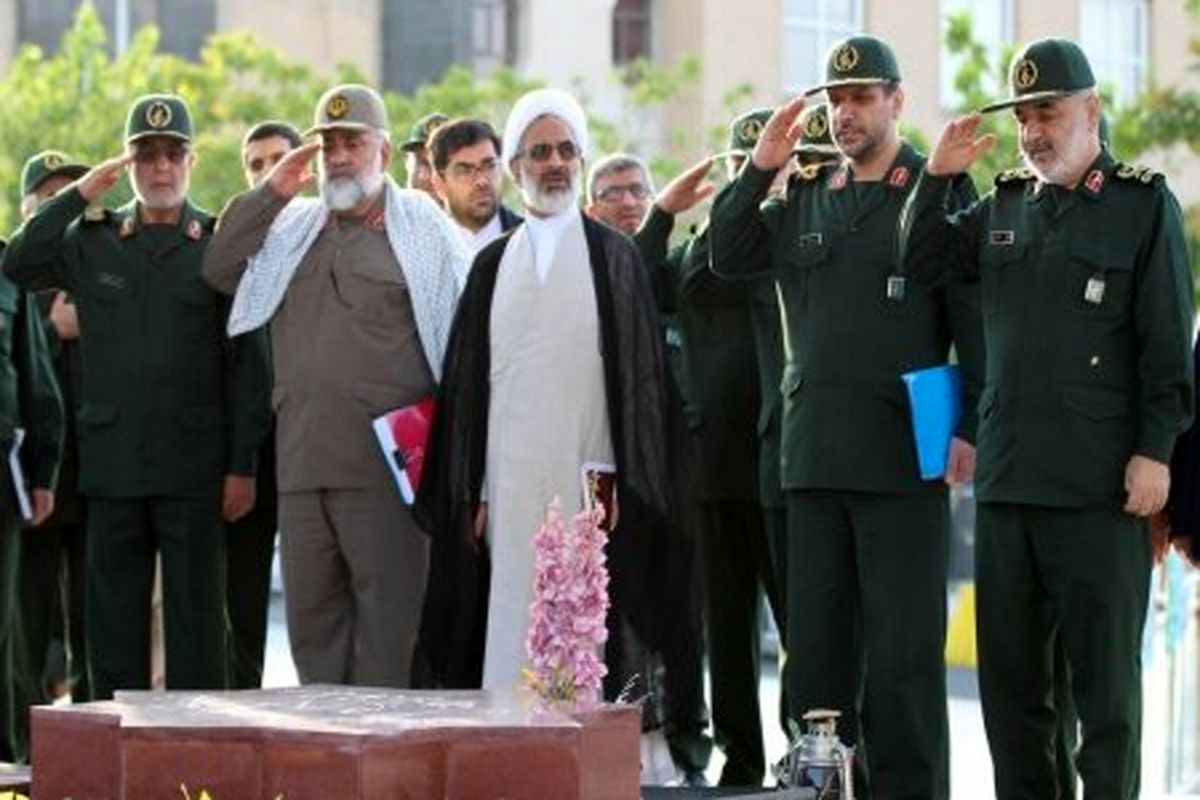 بازدید سرلشکر سلامی از نمایشگاه دستاوردهای دانشگاه جامع امام حسین (ع)