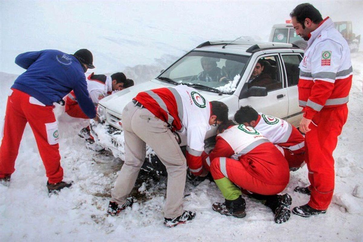 امدادرسانی نیروهای هلال احمر اصفهان به 100 مسافر گرفتار در برف 