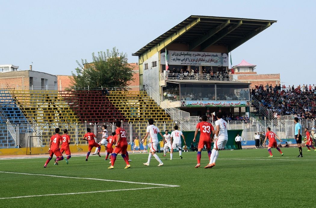 تیم فوتبال نساجی مازندران با لباس یکدست قرمز میزبان صبای قم