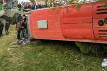 واژگونی اتوبوس مسافربری از پل چمران در اصفهان