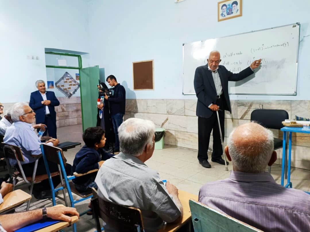 دورهمی معلمان و دانش آموزان سال های 48 تا 51 دبیرستان های یزد در 17 شهریورماه+عکس