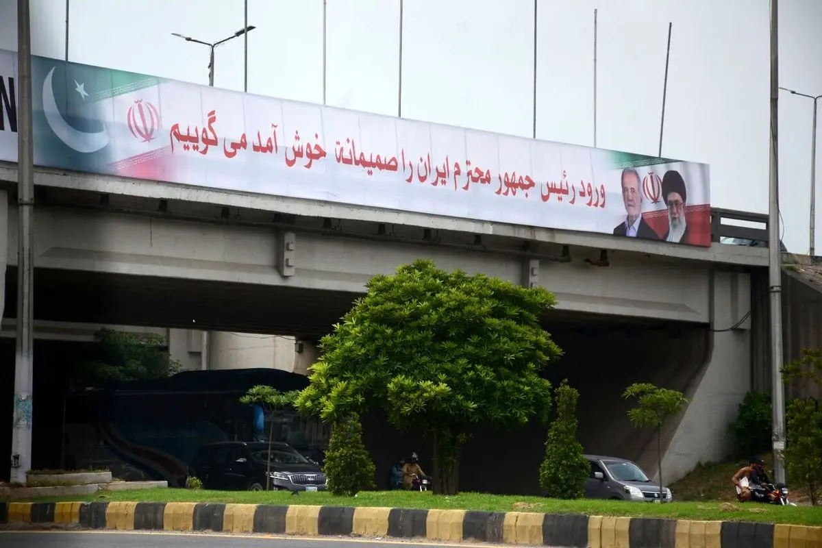 اسلامآباد مزین به تصاویر رهبر معظم انقلاب و رئیس جمهور ایران شد