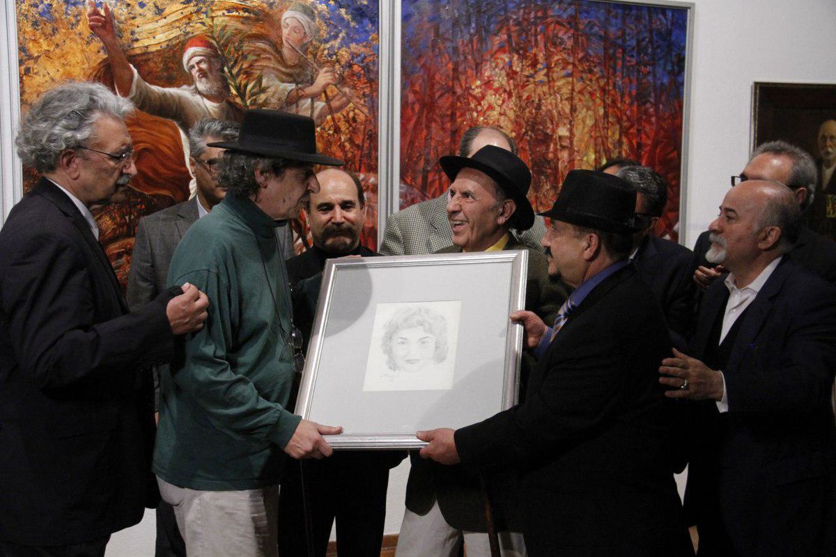 نقاشی جمشید مشایخی از همسرش به خانوده اش اهدا شد