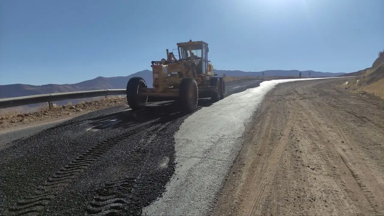 اصلاح فرونشست محور کریم‌آباد – دشتک با اجرای ۲۵ تن آسفالت گرم