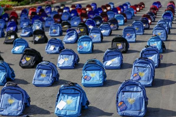 اهدای بیش از ۴ هزار کیف و نوشت‌افزار ایرانی اسلامی به دانش‌آموزان کم‌‌بضاعت منطقه توسط فولاد مبارکه