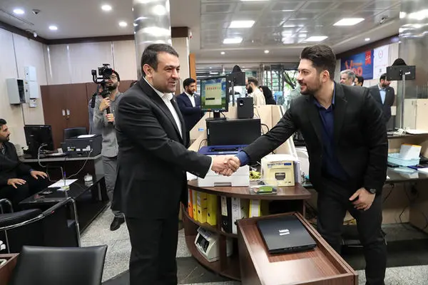 بازدید نجارزاده از برخی شعب انتقال یافته بانک سابق آینده به بانک ملی ایران