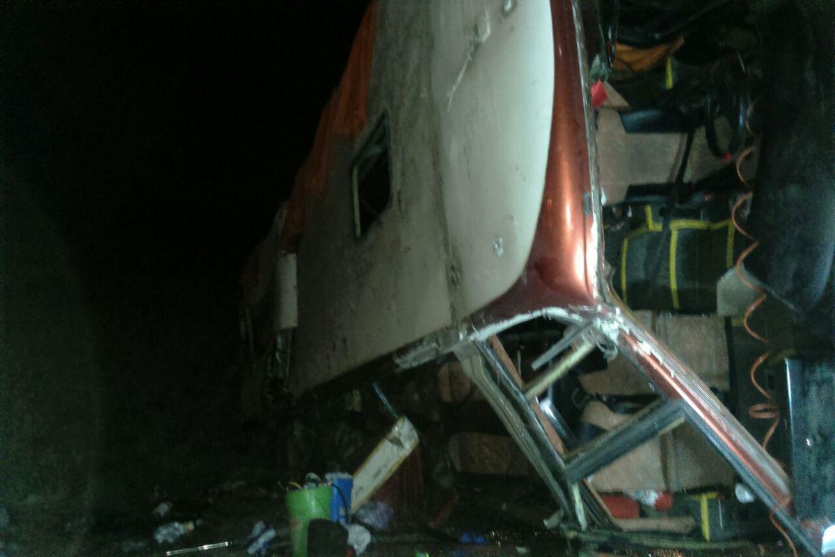 یک کشته و ۴۲ مصدوم در پی واژگونی اتوبوس مسافربری در هرمزگان