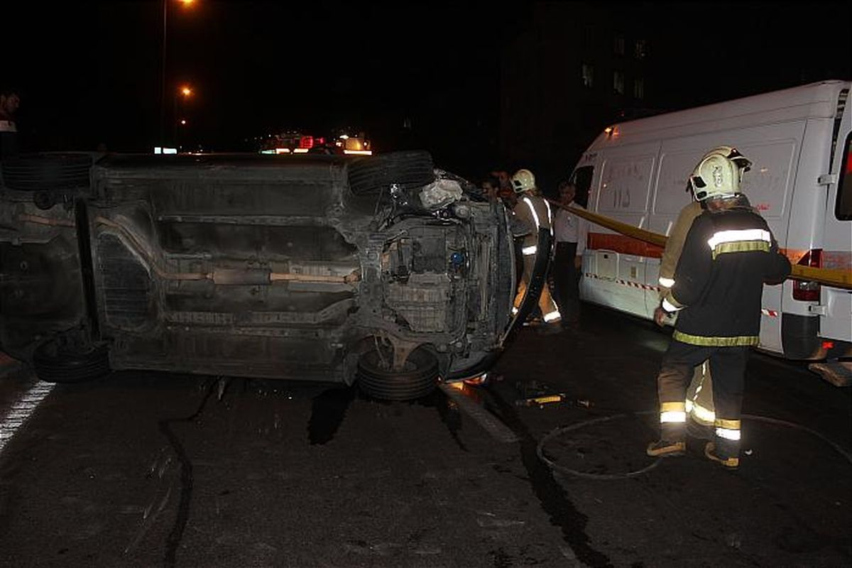 خودرو سواری در غرب تهران واژگون شد