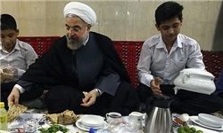 ضیافت افطار روحانی با ایتام و مددجویان کمیته امداد و بهزیستی