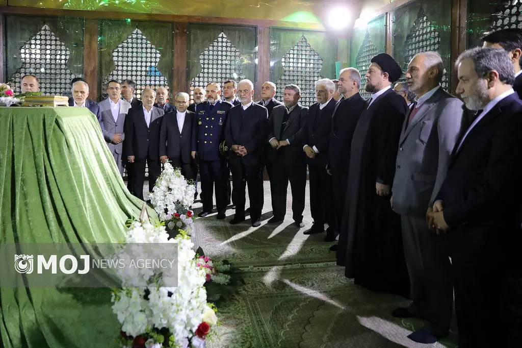 رئیس جمهور و اعضای دولت با آرمان های امام راحل تجدید میثاق کردند