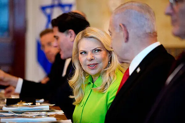 خانواده و نزدیکان نتانیاهو درخواست عفو را «معامله برد-برد» توصیف می‌کنند