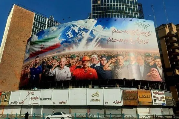 نقش «منم سرباز ایران» به دیوارنگاره میدان ولیعصر (عج)
