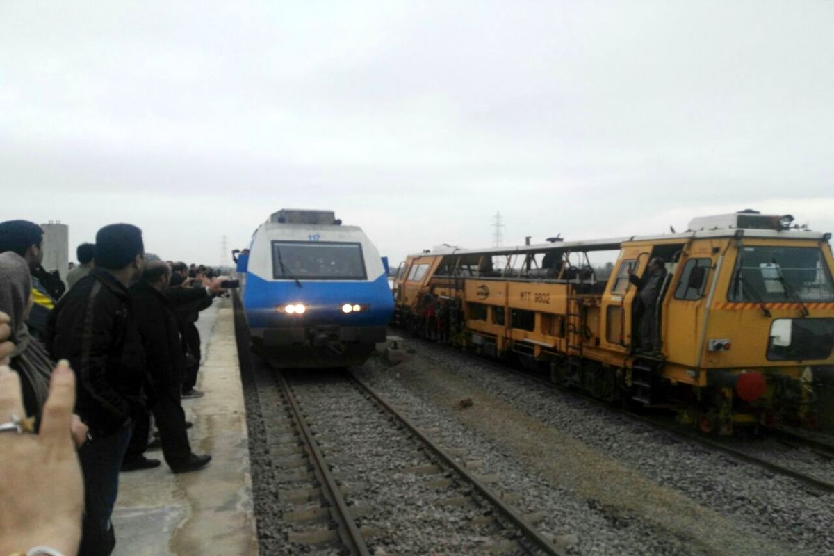 انتظار مسئولان و خبرنگاران برای رسیدن آزمایشی اولین قطار مسافربری رشت/هم اکنون ایستگاه خط راه اهن رشت
