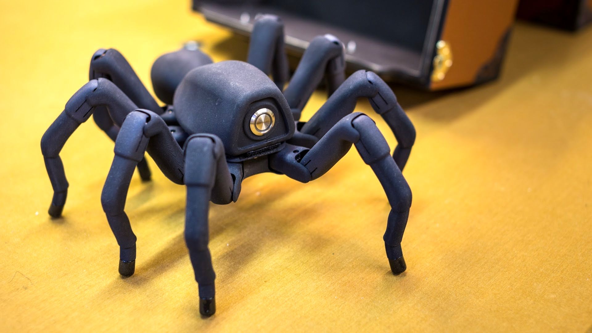 ربات‌‌های عنکبوتی سازه‌هایی با فیبر کربن می‌بافند