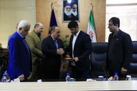 شهردار رشت از علیرضا کریمی قهرمان ارزنده کشتی ایران تقدیر کرد