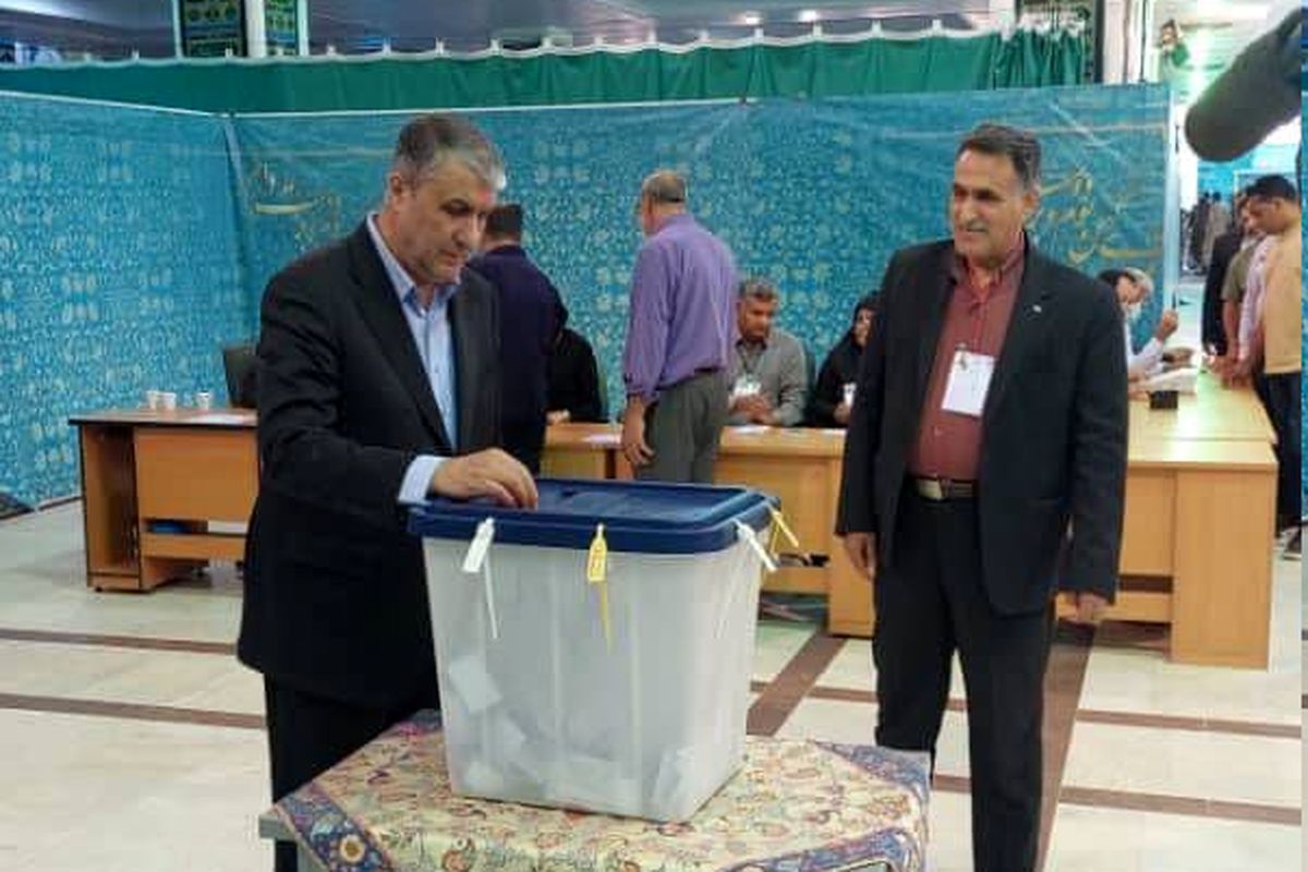 رئیس سازمان انرژی اتمی رأی خود را در کرمان به صندوق انتخابات انداخت
