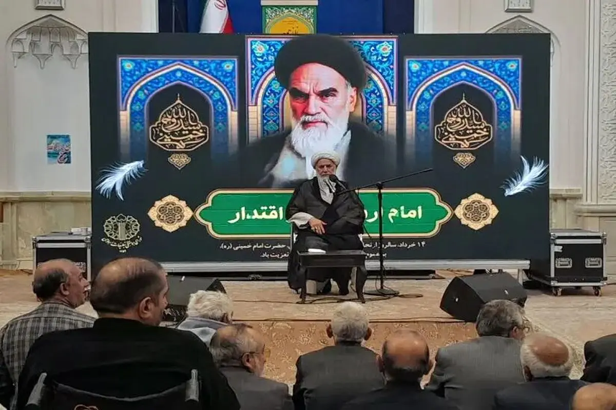 امام خمینی (ره) نرمافزار حرکت جوانان در گام دوم انقلاب است